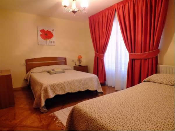 ויגו Hostal La Colegiata מראה חיצוני תמונה